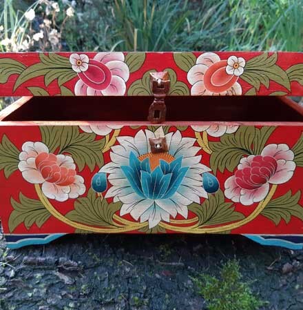 Tibetaanse handbeschilderde kist met een lotusbloem, bloemen met ruit patroon