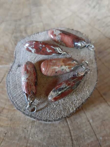 Jaspis breccie - poppy jaspis, helpt bij epilepsie, anorexia, is een aardende steen + zwart koord