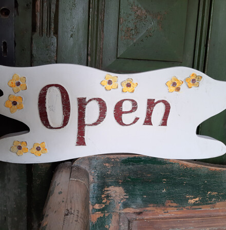Bord / naambord / deur bord / winkel bord met '' open '' erop verwerkt met leelawadee bloemetjes, handgemaakt / LAATSTE