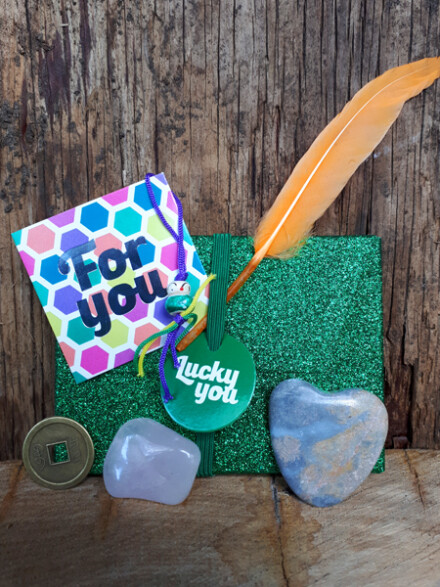 Doosje glitters met een hart uit steen, rozenkwarts liefdessteen, munt, gelukspopje + kaartje - Afbeelding 2