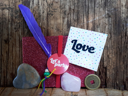 Doosje glitters met een hart uit steen, rozenkwarts liefdessteen, munt, gelukspopje + kaartje - Afbeelding 5
