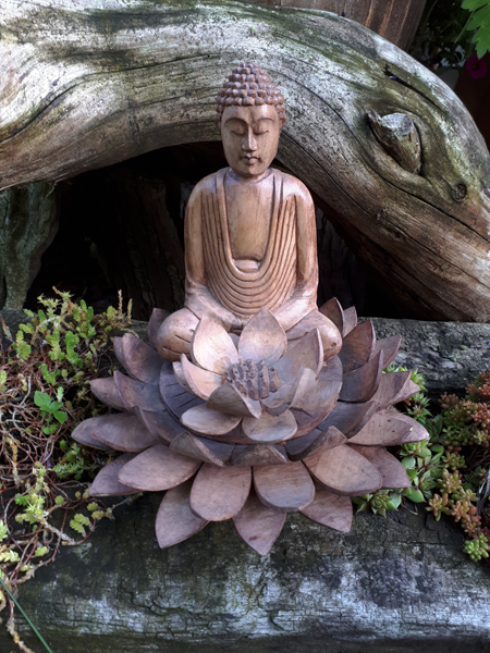 Boeddha-uit-hout-op-houten-lotusbloem-met-lotus-XL-2