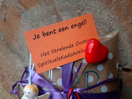 Doosje met rozenkwarts liefdessteen + engel + hart met lieve tekst ' je bent een engel '