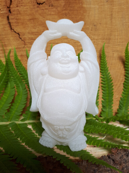 Happy Boeddha mini urn uit witte sneeuwkwarts edelsteen met een grote goudklomp in de lucht / LAATSTE
