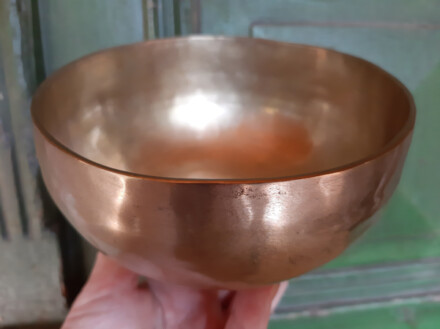 Klankschaal L met de hand geklopt uit Tibet, ontspan jezelf door klank of creëer een schone leefomgeving + GRATIS slaghout + kussen - Afbeelding 7