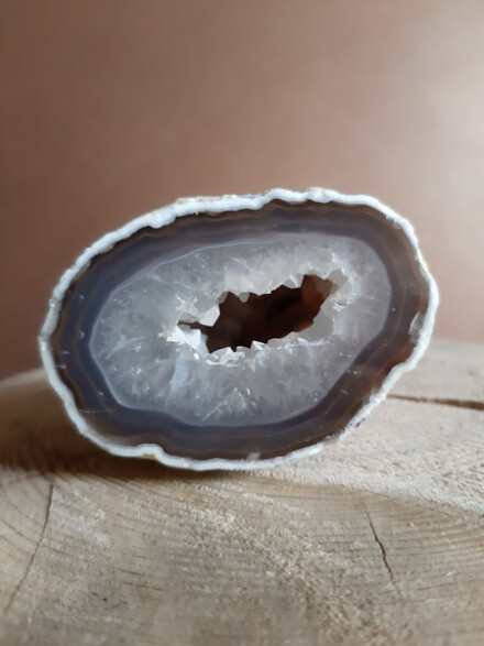 Agaat geode vergroot je zelfvertrouwen, opent je hart, helpt je mee om goed te kunnen aarden / LAATSTE