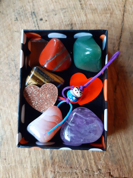 Doosje vol met liefde en omdat ik jou te gek vind met 5 grote edelstenen en hartjes, gelukspoppetje + tekst - Afbeelding 2