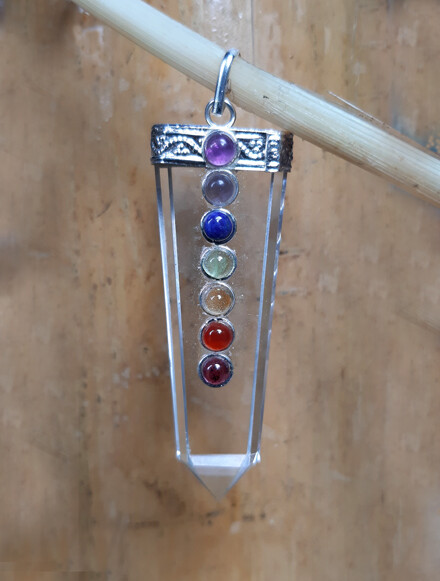 Zilveren chakra hanger uit bergkristal voor bescherming en ze verhoogd en verbetert je energie niveau + GRATIS organza zakje + chakra beschrijving