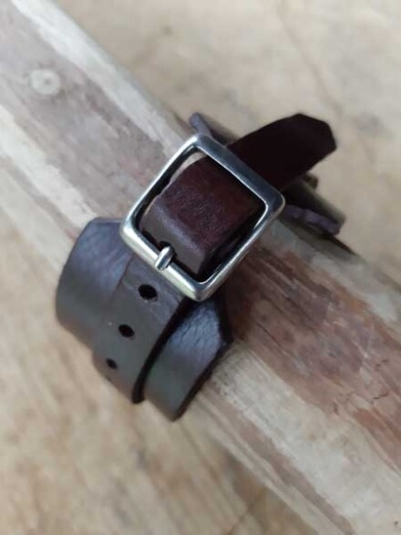 Armband in bruin leer met lange overslag, mooi om elke pols, unisex