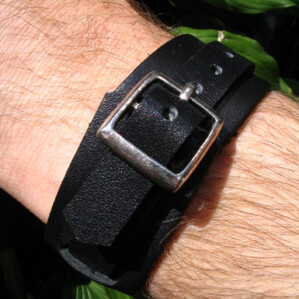 Leren armband in zwart, gaaf om ieders pols, voor de stoere man of vrouw