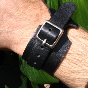 Armband in zwart leer met lange overslag, gaaf om ieders pols, unisex