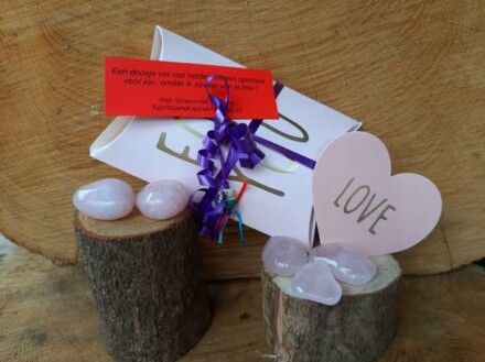 Doosje rozenkwarts met tekst ' doosje vol liefdes stenen speciaal voor jou, omdat ik zoveel van je hou ' in mooi doosje
