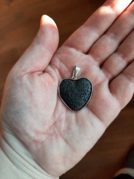Hart uit lavasteen als hanger ook fijn en zeer geschikt om etherische olie op te druppelen + zwart koord - Afbeelding 6