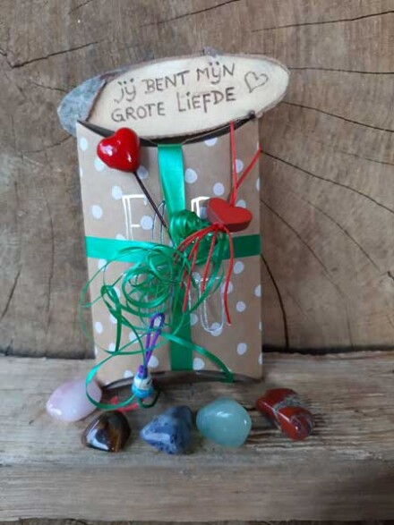 Liefdes doosje met houtje met tekst ' jij bent mijn grote liefde ' met 5 grote geluksstenen, hartjes in lief doosje