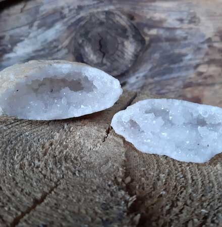 Bergkristal geode zuivert een ruimte, werkt vitaliserend, beschermt tegen straling, brengt je chakra's in balans + klaver 4 tasje / LAATSTE