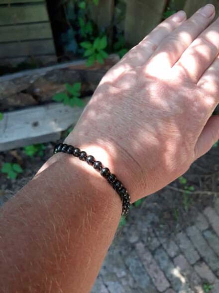 Shungiet armband ondersteunt bij burn out en stress, helpt ook tegen stralingen en 5G + organza zakje - Afbeelding 2