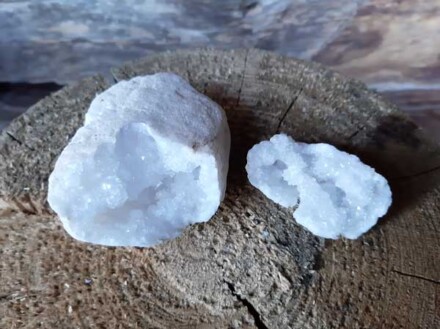 Bergkristal geode zuivert een ruimte, vitaliseert, beschermt tegen allerlei straling, vergroot je zelfvertrouwen