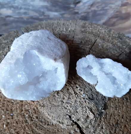Bergkristal geode zuivert een ruimte, vitaliseert, beschermt tegen allerlei straling, vergroot je zelfvertrouwen