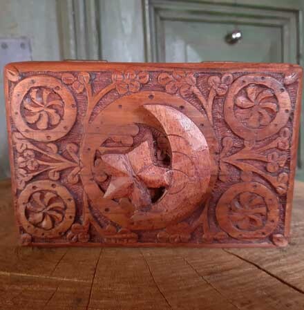 Kistje uit hout met de hand vervaardigd met een maan en een ster, hartjes en bloemen