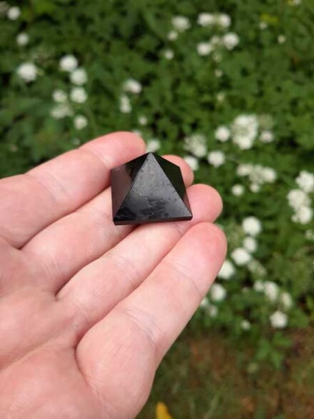 Zwarte toermalijn piramide beschermt je omgeving en houdt alle soort van negativiteit bij je vandaan + zakje