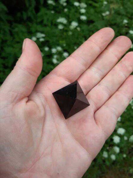 Zwarte toermalijn piramide beschermt je omgeving en houdt alle soort van negativiteit bij je vandaan + zakje - Afbeelding 2