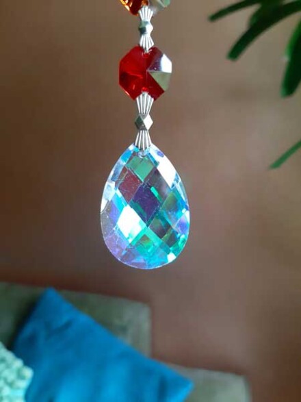 Kristal hanger '' druppel / ovaal '' bont, ze straalt prachtige regenboogkleuren in een ruimte + chakra beschrijving - Afbeelding 4