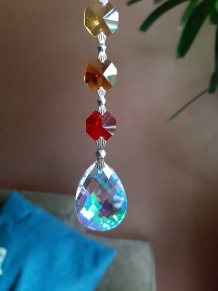 Kristal hanger '' druppel / ovaal '' bont, ze straalt prachtige regenboogkleuren in een ruimte + chakra beschrijving - Afbeelding 7