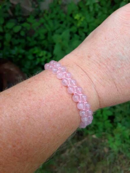 Armband uit rozenkwarts dubbel geregen, met zachte liefdevolle energie, vergroot jouw zelfliefde