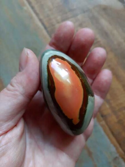 Polychroom jaspis sculptuur M helpt je om voor jezelf op te komen, geeft je moed, maakt je innerlijk krachtig en assertief - Afbeelding 2
