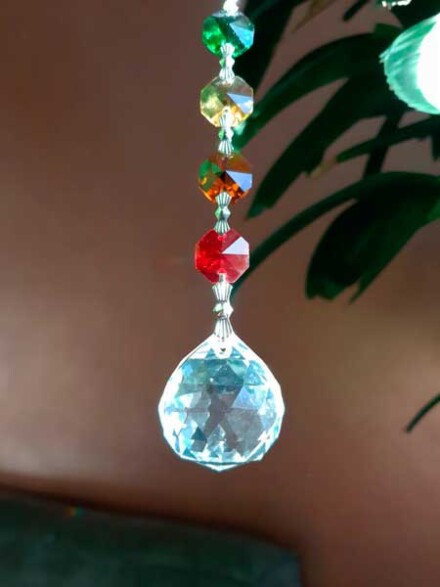 4 feng shui chakra kristal hangers die regenboogkleuren laten stralen als er zonlicht doorheen schijnt + chakra beschrijving - Afbeelding 4