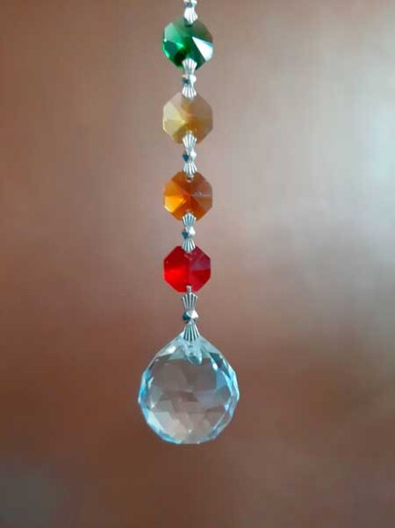 Kristallen bol XXL met chakra kleurtjes voor veel lichtinval, ze zal een ruimte vullen met stralende regenboogkleuren + chakra beschrijving - Afbeelding 7