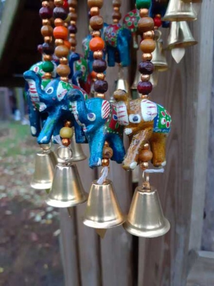 Olifanten gelukshanger / windgong een vrolijke hanger met 15 olifantjes uit hout en belletjes + chakra beschrijving - Afbeelding 5