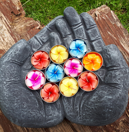 Handen uit grijze steen / beton, grote handen om iets in te presenteren, voor binnen of buiten, winterhard + 3 frangipane kaarsjes