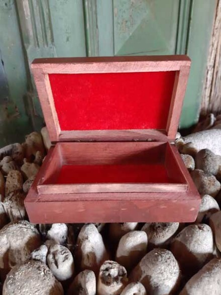 Kistje uit hout handmade, om iets persoonlijks in te bewaren, edelstenen, sieraden, crematie as, witte salie