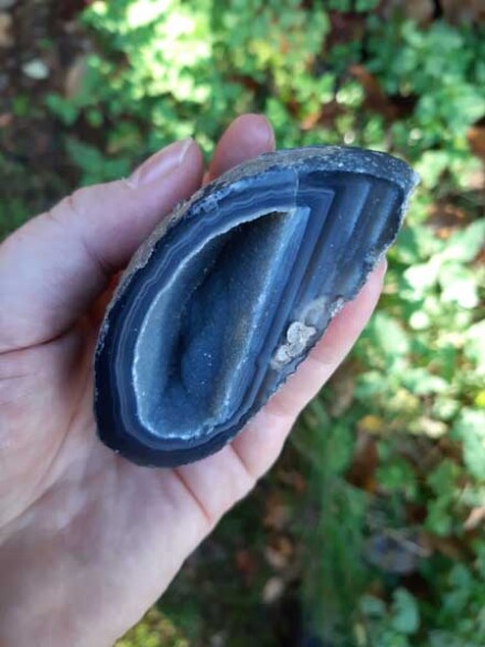 Zwarte Agaat geode transformeert negatieve energieën, vergroot je spirituele groei, brengt je in evenwicht