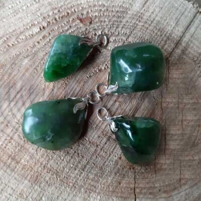 edelsteen hanger gezondheidshanger edelsteen, groene jade steen geluks hanger jade trekt geluk aan,