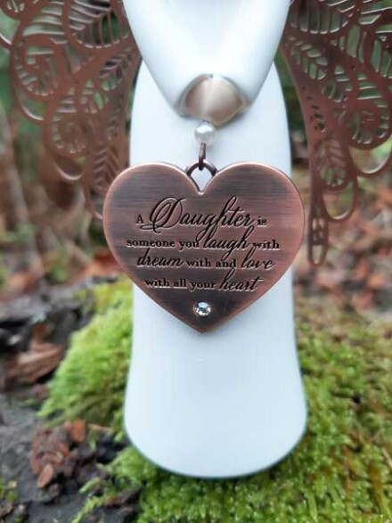 Engel uit steen met los hangend hart '' a daughter is...'' met vleugels en strass steentje - Afbeelding 3