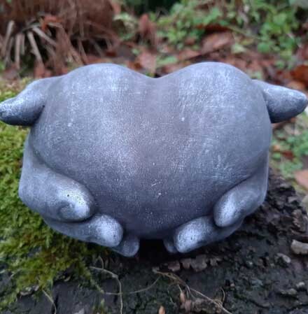 Handen uit grijze steen, ze dragen een groot hart, voor binnen of buiten, mooi op je dressoir of bij een urn of graf / LAATSTE
