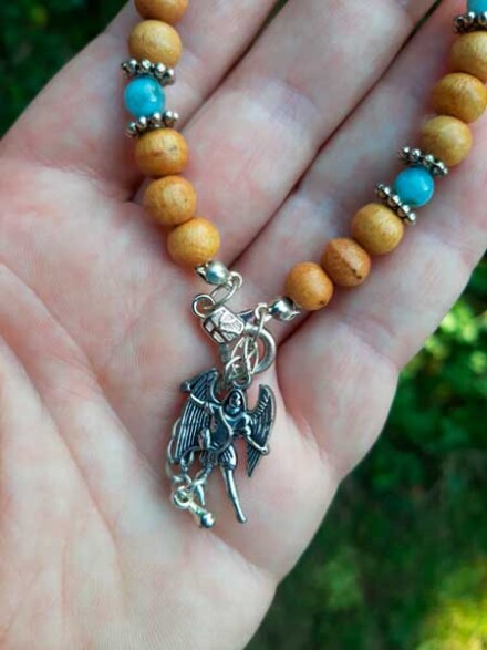 Armband uit hout met aquamarijn edelstenen met engel Michael, beschermt je, geeft je moed en kracht - Afbeelding 2