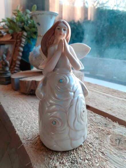 Engel als leuke bel met vleugels en strass steentjes met handen gesloten namasté / LAATSTE - Afbeelding 7