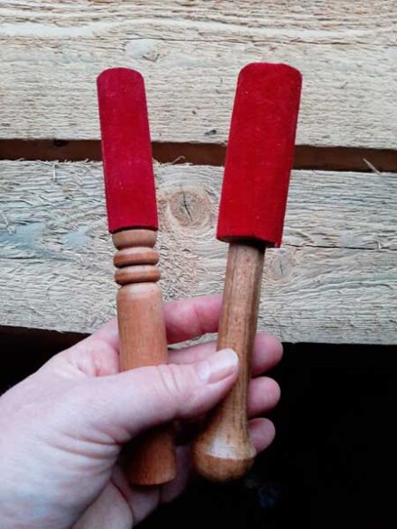Klankschaal klopper - aanstrijk stok verwerkt met suede uit Tibet, een stokje welke je gebruik om tegen een klankschaal aan te slaan voor het produceren van geluid - Afbeelding 2