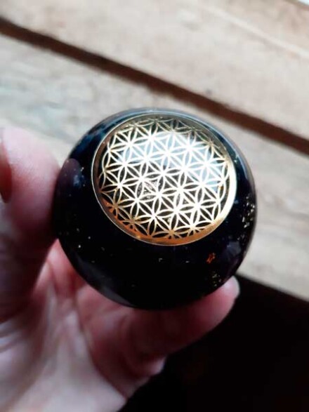 Orgonite bol met zwarte toermalijn met een levensbloem beschermt tegen negatieve invloeden of straling 5G + GRATIS voetje - Afbeelding 5