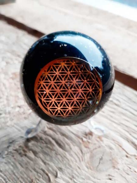 Orgonite bol met zwarte toermalijn met een levensbloem beschermt tegen negatieve invloeden of straling 5G + GRATIS voetje - Afbeelding 7