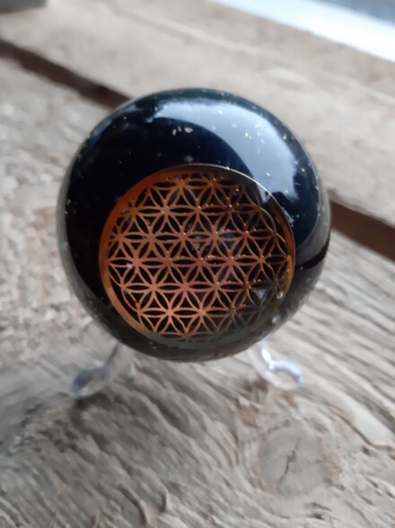 Orgonite bol met zwarte toermalijn met een levensbloem beschermt tegen negatieve invloeden of straling 5G + GRATIS voetje - Afbeelding 8