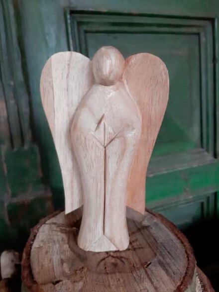 Engel urn large, handvervaardigd uit één stuk hout, een teder beeldje om een beetje crematie as in te kunnen bewaren