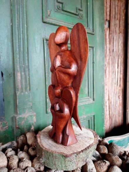 Engelen urn met kind handvervaardigd uit donker hout, een engel om een beetje crematie as in te kunnen bewaren - Afbeelding 4