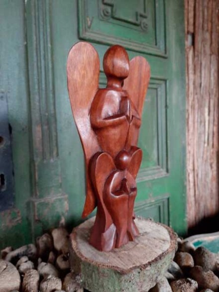 Engelen urn met kind handvervaardigd uit donker hout, een engel om een beetje crematie as in te kunnen bewaren - Afbeelding 2