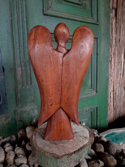 Engelen urn met kind handvervaardigd uit donker hout, een engel om een beetje crematie as in te kunnen bewaren - Afbeelding 3