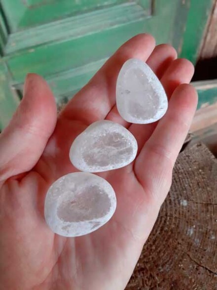 Bergkristal ovo de ema een mooi groot kristal beschermt je aura, voor meer energie in organza zakje + kaartje + betekenis - Afbeelding 2