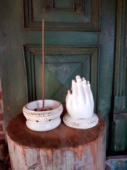 Wierook standaard handen Namasté in wit old look + GRATIS 2 kokers wierook - Afbeelding 4